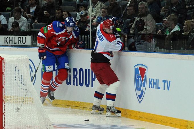 Hokejista Lva Praha Zdeno Chára v souboji s Vladimirem Žarkovem v utkání KHL proti CSKA Moskva.