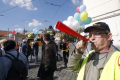 Čtvrteční scénář: Demonstrace a "blokáda papalášů"