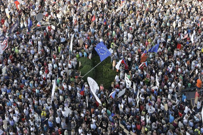 Záběr z demonstrace „Máme toho dost! Chceme demisi!“ proti Andreji Babišovi a Marii Benešové na Václavském náměstí.  4. 6. 2019.