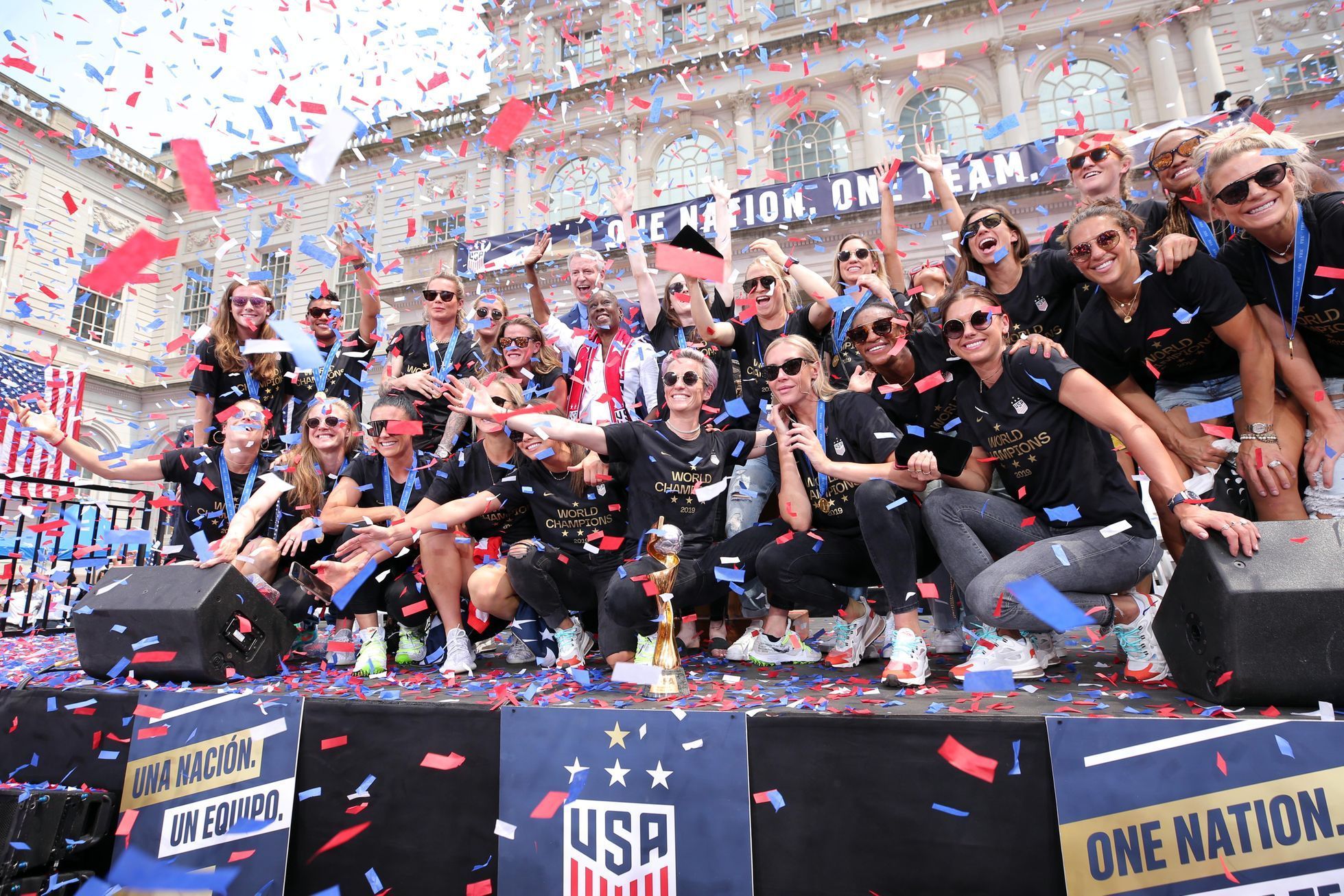 Průvod v New Yorku na počest amerických fotbalistek