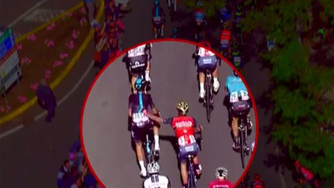 Podívejte se, jak Javier Moreno srazil na Giro d'Italia soupeře.