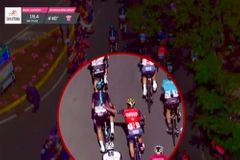 Video: Skandál na Giru. Španěl Moreno byl vyloučen za strčení do soupeře