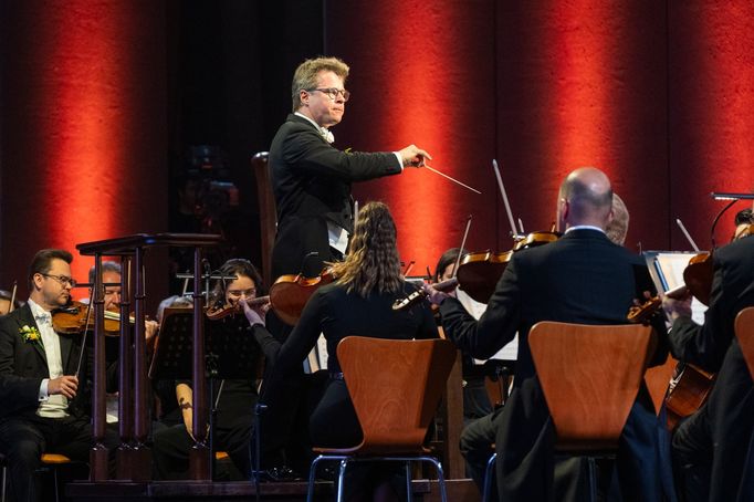 Českou filharmonii dirigoval Jakub Hrůša.