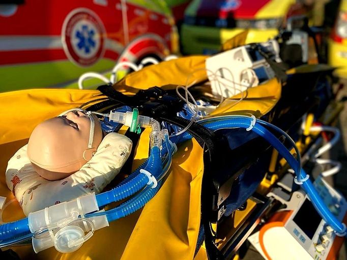 Záchranáři z Davepo Medevac převáží z Ukrajiny dětské pacienty ve speciálně upravených sanitních vozech.