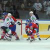 Hokejisté Lva Praha Zdeno Chára a Tomáš Surový brání Alexandra Nikulina a Nikitu Zajceva v utkání KHL 2012/13 proti Novosibirsku.