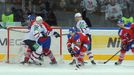 Hokejisté Lva Praha Zdeno Chára a Tomáš Surový brání Alexandra Nikulina a Nikitu Zajceva v utkání KHL 2012/13 proti Novosibirsku.