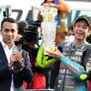 Valentino Rossi přebírá od ministra zahraničí Luigiho di Maia cenu za celoživotní  přínos po závodě MotoGP v Misanu