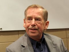 Václav Havel na tiskové konferenci k premiéře hry Odcházení v divadle Archa.