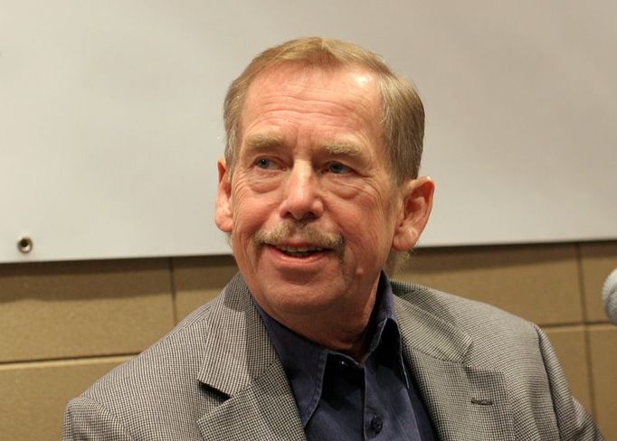 Václav Havel na tiskové konferenci k premiéře hry Odcházení v divadle Archa.