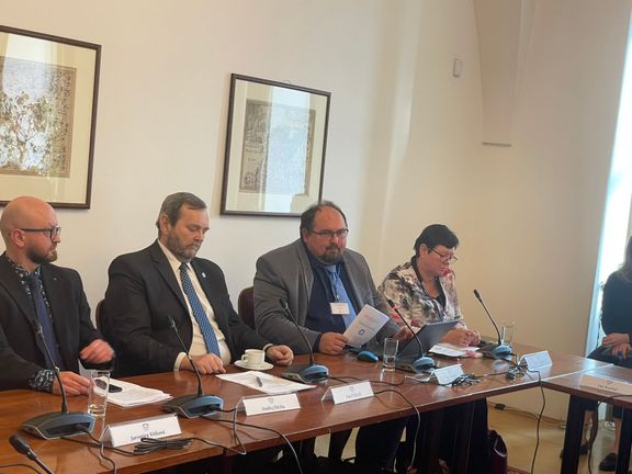 Manželé Nedopilovi na jednání v Senátu, kde kritizovali současný systém fungování lékáren