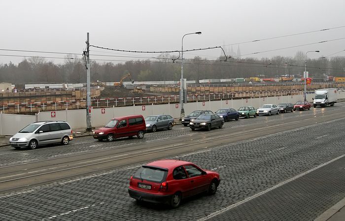 Stavební technika už dobývá Letnou.