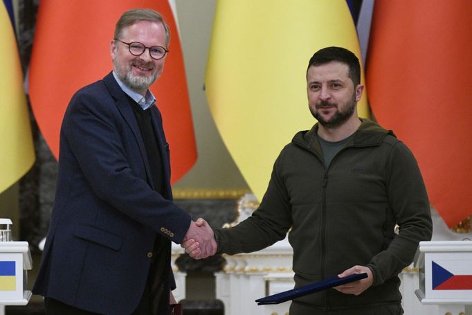 Předseda české vlády Petr Fiala a ukrajinský prezident Volodymyr Zelenskyj při setkání v Kyjevě na konci října.