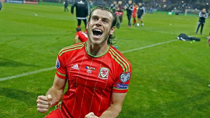 Gareth Bale slaví historický postup Walesu na Euro