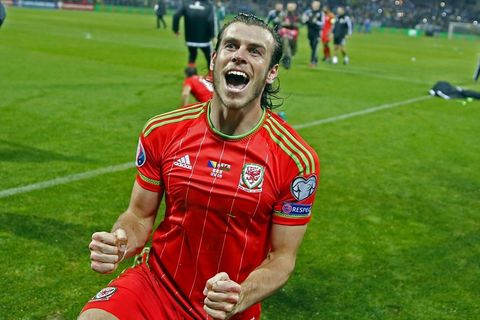 Gareth Bale slaví historický postup Walesu na Euro
