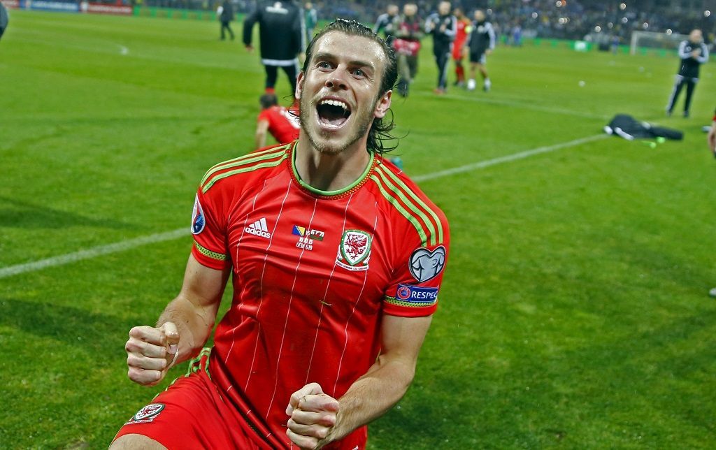 Gareth Bale slaví historický postup Walesu na Euro