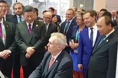 Zeman už zase dělá křoví totalitní Číně, jež drtí své občany a vyplazuje jazyk na USA
