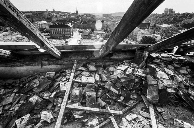 Fotograf Karel Bucháček (*1932 + 2008) zachytil, jak komunisté zdemolovali starobylou část pražské čtvrti Žižkov