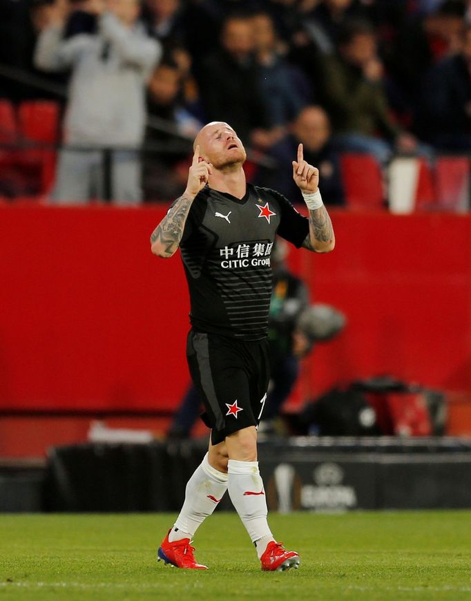 Miroslav Stoch slaví gól, kterým Slavia vyrovnala v Evropské lize utkání s FC Sevilla na 1:1