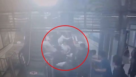 Video: Eskalátor v metru nečekaně změnil směr. Lidé se hromadně řítili k zemi