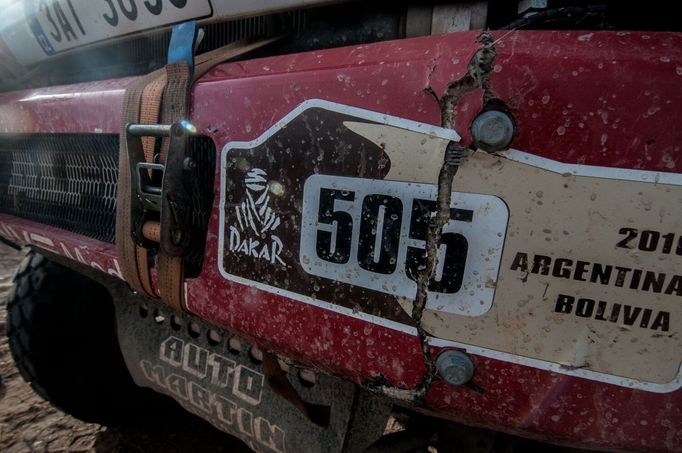 Posádka Martina Koomého opravuje poškozenou Tatru na trati  7. etapy Rallye Dakar