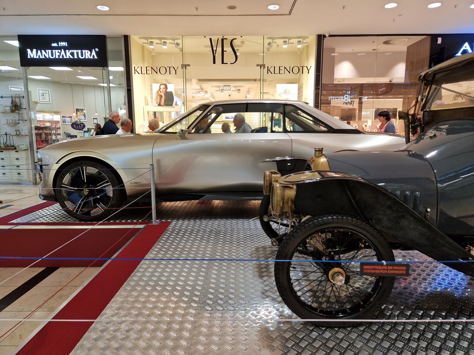 Peugeot výstava Arkády Pankrác
