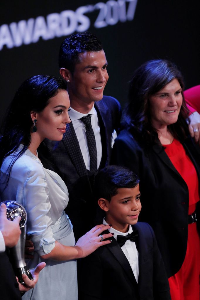 Ronaldo oslavuje s partnerkou Georginou Rodriguezovou, synem Cristianem Ronaldem juniorem i matkou Marii Doloresovou