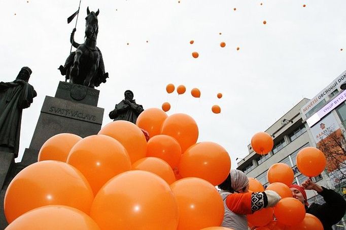 Tyto balónky následně "osvobodili" a pustili vzhůru k nebi.