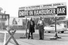 Než byznys s rychlým občerstvením převzal syn českých emigrantů Ray Kroc, starali se o značku její dva zakladatelé – Richard a Maurice McDonaldovi, bratři původem z Manchesteru v New Hampshiru. Na snímku z roku 1948 pózují na místě historicky první restaurace McDonald’s. Tu založili v roce 1940 v kalifornském San Bernardinu, o osm let později ale podnik prošel kompletní přeměnou a znovuotevřením.