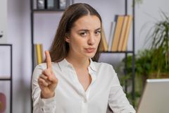 Slibují skvělé benefity, ale realita bývá jiná. Na co si dát pozor v inzerátech práce