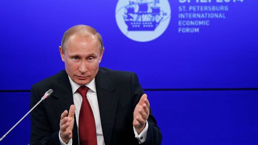 Ruský prezident Vladimir Putin hovoří na Mezinárodním ekonomickém fóru v Petrohradu.