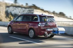 Peugeot a Citroën zveřejnily reálnou spotřebu svých aut. Je o desítky procent vyšší než ta oficiální