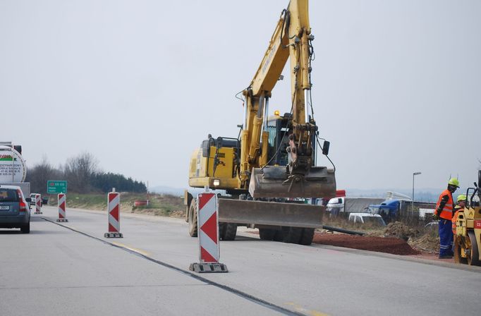 Přehlídka stavební techniky je k vidění na hned na začátku rekonstruovaného úseku a také na jeho konci. Kvůli tomu jsou zde zúžení provozu do jednoho pruhu.