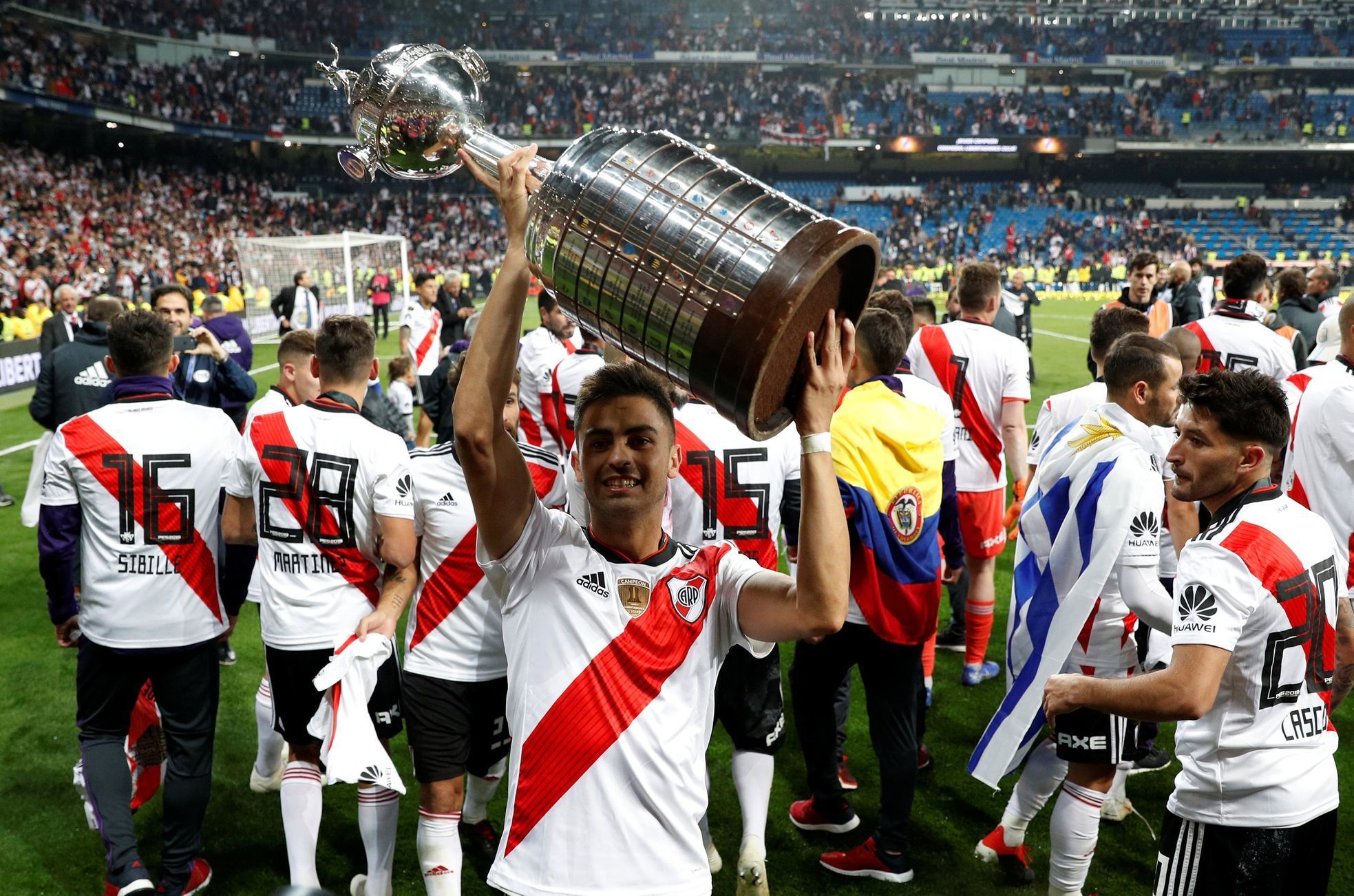 fotbal, finále Poháru osvoboditelů, River Plate - Boca Juniors, Gonzalo Martinez s trofejí pro vítěze