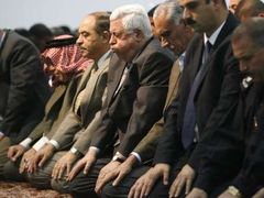 Palestinský prezident Mahmúd Abbás (uprostřed, šedivé vlasy) během pátečních modliteb v jeho sídle v Ramalláhu