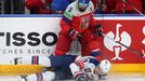 Radko Gudas a Michael Eyssimont v zápase Česko - USA