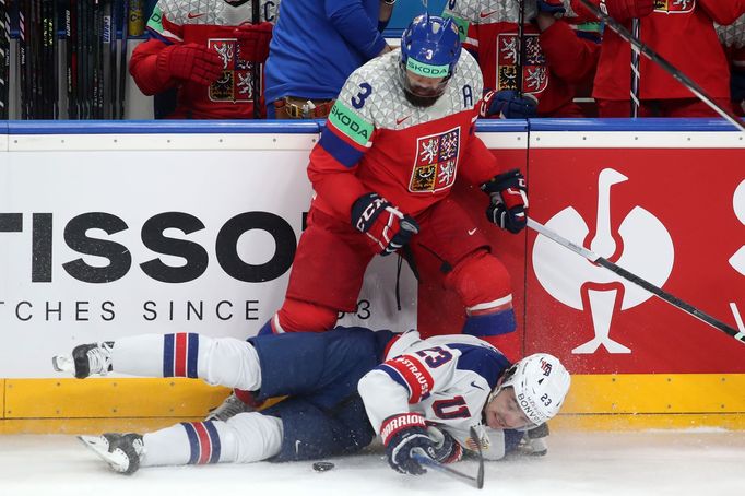 Radko Gudas a Michael Eyssimont v zápase Česko - USA