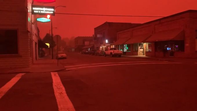 Část Oregonu se vlivem masivních požárů zbarvila do ruda