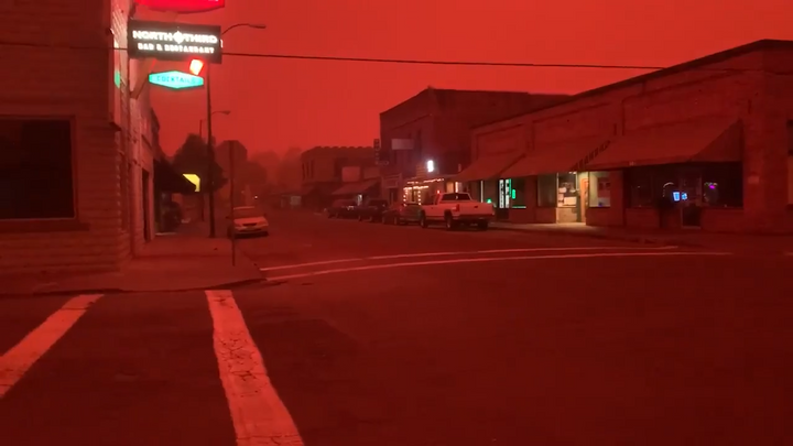 Rudé nebe a padající popel. Zlověstný výjev z Oregonu šokoval na sociálních sítích