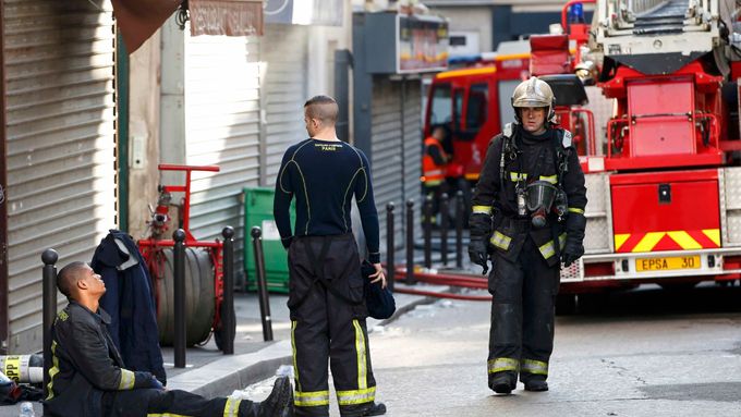 Francouzští hasiči po uhašení požáru.