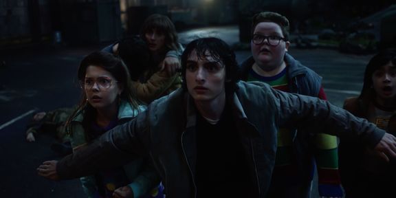 Poslední řada populárního seriálu Stranger Things (Netflix) bude mít premiéru ve třech vlnách: čtyři epizody 27. 11., tři epizody o Vánocích a poslední 1. 1.