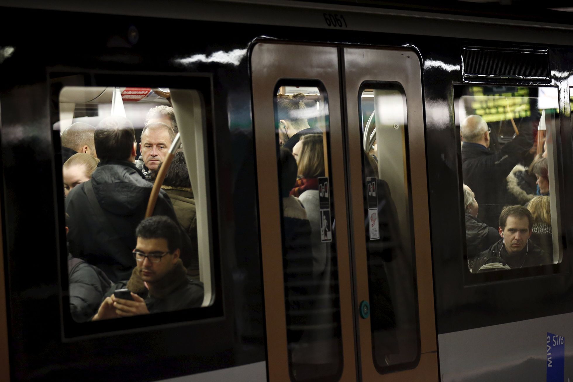 Lidé zaplňují bruselské metro, které je opět v provozu.