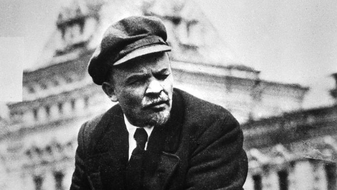 Lenin na Rudém náměstí v Moskvě, snímek z roku 1919.