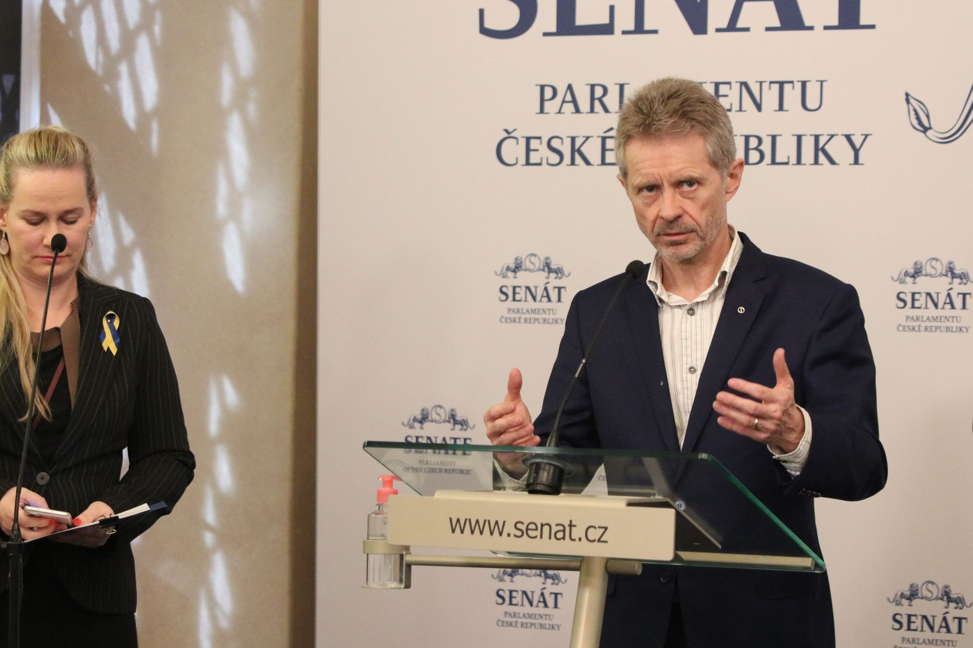 Předseda Senátu Miloš Vystrčil odpovídá na otázky novinářů po návratů z Ukrajiny.