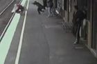 Video: Kočárek s dítětem vjel přímo pod vlak