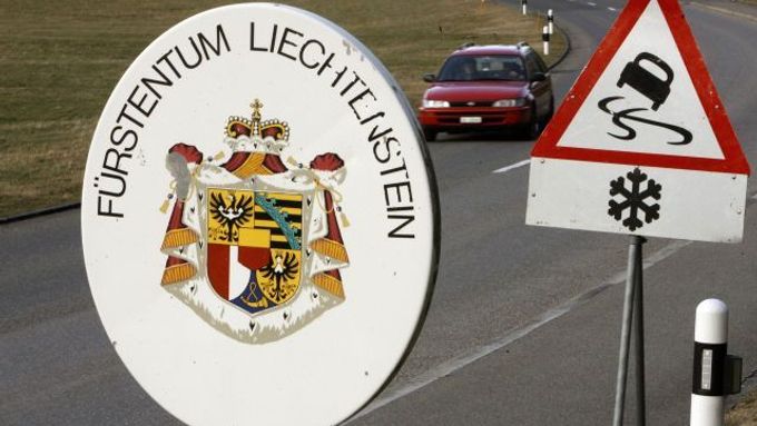 Cedule, označující přejezd ze Švýcarska do Lichtenštejnska. To jedním z tzv. daňových rájů.