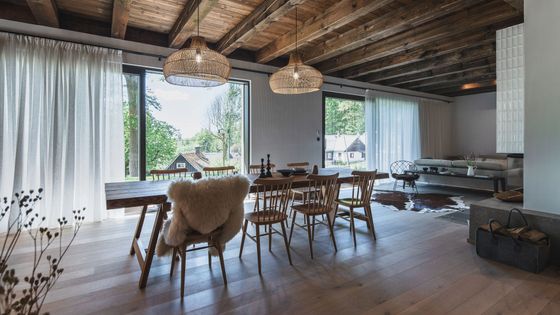 Tvůrci od začátku věděli, že srdcem nového domu se musí stát otevřený centrální prostor s velkým jídelním stolem pro rodinu i přátele.&nbsp;