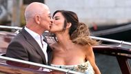 Jeff Bezos a Lauren Sanchezová. Jejich letošní červnová svatba byla mediální i ekonomickou senzací, náklady na samotné třídenní oslavy dosáhly až 48 milionů eur, celkový ekonomický efekt pro Benátky se vyšplhal až na 1,1 miliardy dolarů, hlavně díky příjmům pro hotely, restaurace a místní služby. Američané a Britové tvoří 60 procent zahraničních svatebních klientů v Itálii.