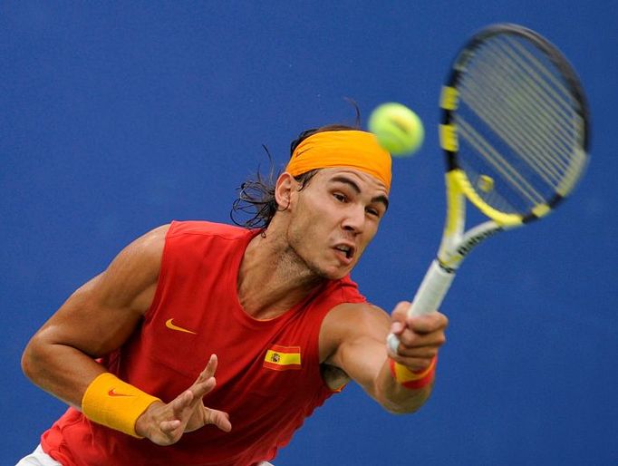 Rafael Nadal (Španělsko) při vítězném finálovém tenisovém utkání s Fernandem Gonzalesem (Chile) na olympijských hrách v Pekingu.