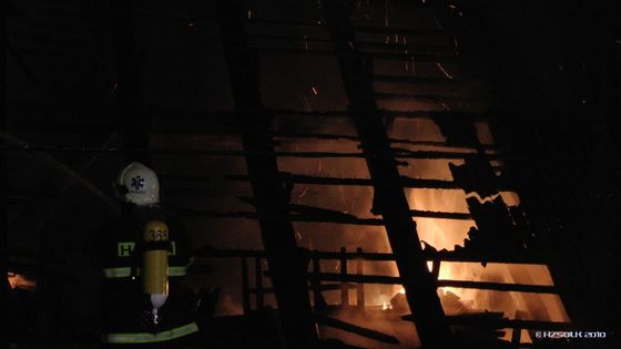 Obrazem: Požár průmyslové budovy v Plumlově na Prostějovsku