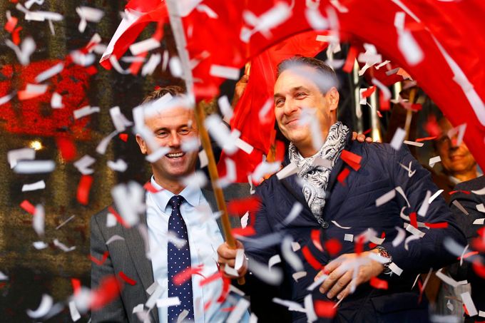 Předseda Svobodné strany Rakouska (FPÖ) Heinz-Christian Strache a prezidentský kandidát Norbert Hofer na posledním předvolebním mítinku.